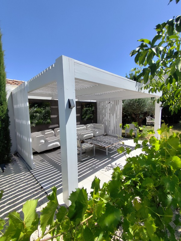 Pergola en bois Douglas premium, finition blanche, réalisée à Saint-Rémy-de-Provence par Cosybois