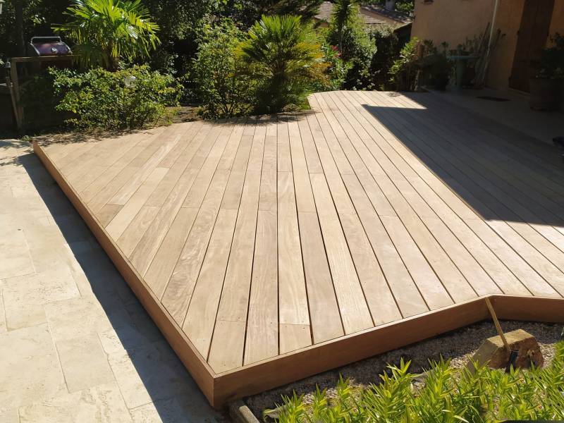 Terrasse en bois exotique à Saint-Saturnin-lès-Avignon proche de Morières-lès-Avignon