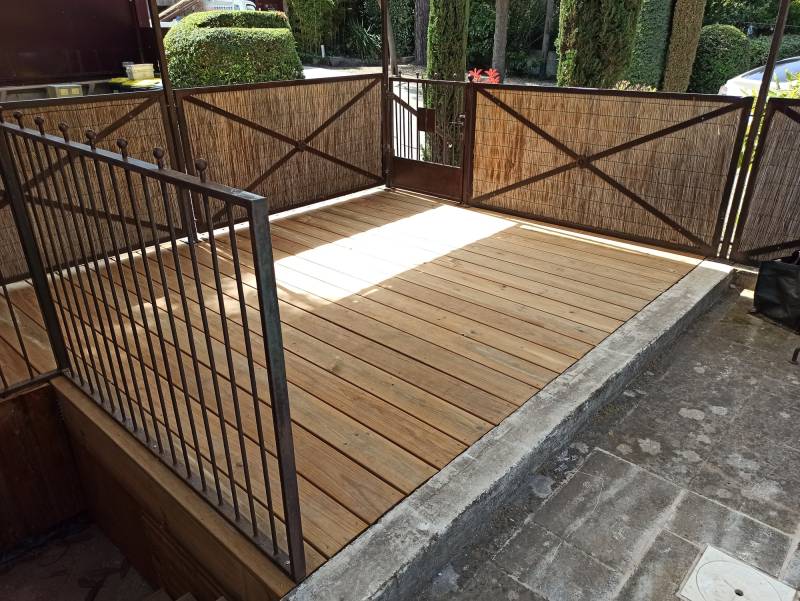 Rénovation terrasse bois premium à l'Hôtel Sous les Figuiers | Cosybois Saint-Rémy-de-Provence