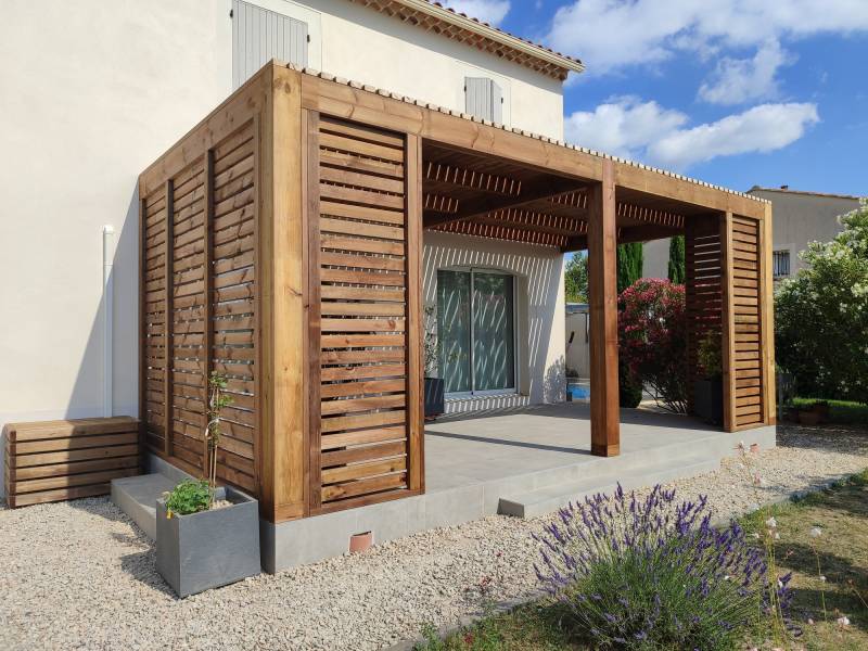 Pergola claire-voie en Douglas autoclave marron à Cairanne – réalisation Cosybois.